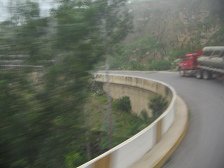 Cami�n con tubos grandes determinando la
                        velocidad (02)