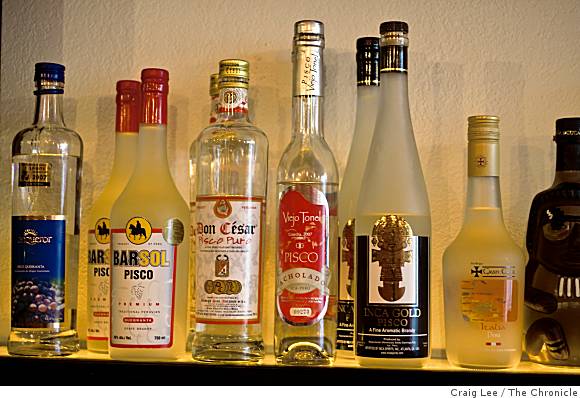 Diversos productos de pisco en
                                  diversas botellas de pisco [6]