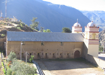 Huaytara, Inkatempel und Kirche