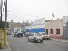 El terminal terrestre de la empresa de
                        viaje Caracol en la Avenida Chavez 1644 en el
                        distrito de Brea en Lima