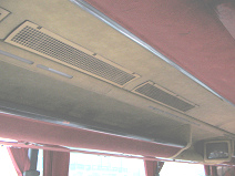 Der Bus der Firma Caracol, Klimaanlage und
                        Deckenkonstruktion (02)