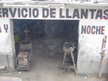 Reifenreperaturwerkstatt in Huacho, Eingang mit der
            berschrift "Reifenservice Tag und Nacht"
            ("Servicio de llantas da y noche")