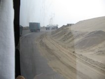 Anstieg der Panamericana in der Bergw�ste,
                        Kolonne (02)