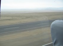 Vierspurige Panamericana zwischen Chancay
                        und Huacho in der flachen W�ste mit dem Meer im
                        Hintergrund