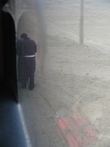 Busfahrer vor R�tselreifen (10)