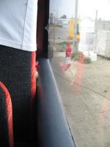 Arbeiter der Reifenreperaturwerkstatt in
                        Huacho