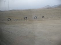 Panamericana in Ancash zwischen Paramonga und Chimbote,
            Abgrenzung mit Pneus