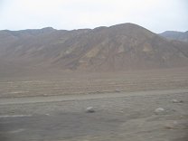 Panamericana Norte en Ancash entre
                        Paramonga y Chimbote, desierto con cerros del
                        desierto (05)