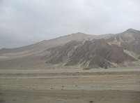 Panamericana Norte, cerros del desierto
                        entre Chimbote y Trujillo