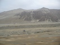 Panamericana Norte, cerros del desierto
                        entre Chimbote y Trujillo