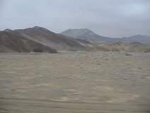 Panamericana Norte, cerros del desierto
                        entre Chimbote y Trujillo