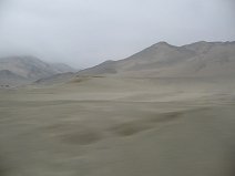 Panamericana Norte, cerros del desierto
                        entre Chimbote y Trujillo