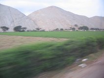 Panamericana Norte, regi�n de Trujillo,
                        campos y cerros del desierto (02)