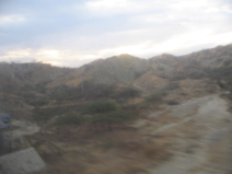 Panamericana Norte en el norte del Per
                        cerca de Mncora, cerros del desierto antes de
                        la salida del sol