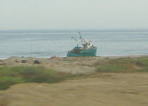 Panamericana in Nord-Peru zwischen Mncora und Tumbes,
            ein Fischerboot am Strand