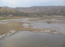 Panamericana in Nord-Peru bei Mancora,
                        Fluss�berquerung mit W�stenbergen im
                        Hintergrund