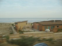 Panamericana in Nord-Peru zwischen Mancora
                        und Tumbes, Strandsiedlung