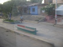 Panamericana in Nord-Peru zwischen Mancora
                        und Tumbes, Ortsdurchfahrt (02) (vielleicht Cruz
                        de Pizarro?)