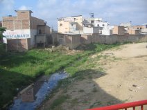 Aguas Verdes, Sicht auf den Grenzfluss
                        "R�o Zarumilla" und Sicht auf die
                        equadorianische Grenzstadt Huaquillas