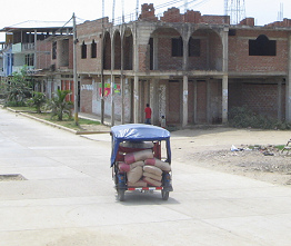 Zarumilla, Ortsdurchfahrt, Mototaxi mit
                          Zement