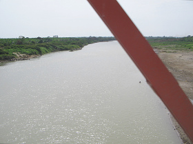 Flussberquerung des Tumbes-Flusses bei
                          Tumbes (01)