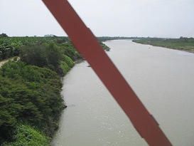 Flussberquerung des Tumbes-Flusses bei
                          Tumbes (02)