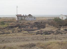 Strand zwischen Tumbes und Zorritos, Haus
                          ohne Dach (02)