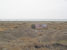 Playa entre Tumbes y Zorritos, casa sin
                          techo (03)