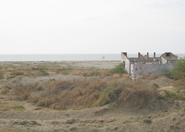 Strand zwischen Tumbes und Zorritos, Haus ohne Dach
            (05)