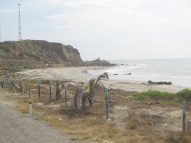 Panamericana Norte zwischen Tumbes und
                          Zorritos, ein weiteres Cap, Bucht mit Cap mit
                          Sendeturm
