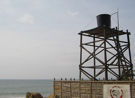 Panamericana Norte zwischen Tumbes und
                          Zorritos, ein Wassertank auf einem Turm