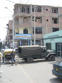 Aguas Verdes, Milit�rgeb�ude mit
                          Milit�rfahrzeug davor