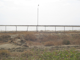 Panamericana Norte zwischen Tumbes und
                          Zorritos, ein volles Becken f�r Muschelzucht
                          (01)