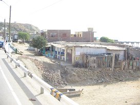 Zorritos, Ortsdurchfahrt mit H�userzeile
                          (01)