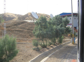 Panamericana zwischen Zorritos und Mancora,
                      die Abh�ranlagen (Parabolantennen) der
                      Polizeistation