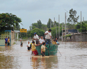 Tumbes mit berschwemmung und Menschen im
                          Ruderboot, das gezogen und gestachelt wird
                          (also ohne Ruder), 3.5.2009