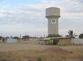 Panamericana Norte zwischen Mancora und
                        Piura, eine Siedlung in der W�ste mit
                        Wasserturm