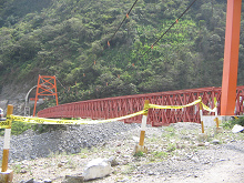 Puente colgante rojo