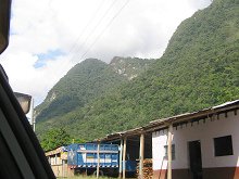 H�userreihe mit Urwaldbergen