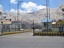Die Minensiedlung La Oroya (03), ein
                        Bahnübergang