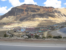 Pueblo de minería de Morococha (05), cerro
                        rojo y negro