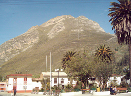 Acobamba, Park mit dem Berg im
                            Hintergrund