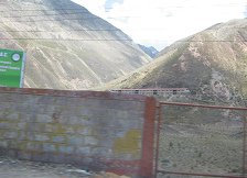 Chicla hinter einer Mauer