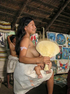 Amazonas-Flussdorf 03 bei Iquitos, eine
                          Mutter säugt ein Bebe
