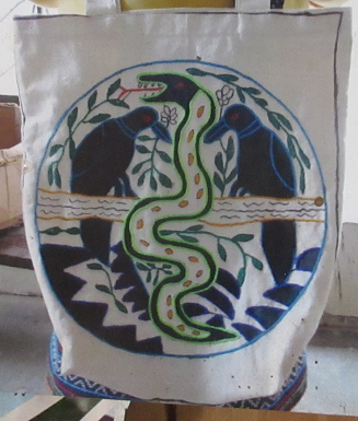 Tejido con 1 anaconda (foto en la casa
                        cultural shipibo en Yarina)