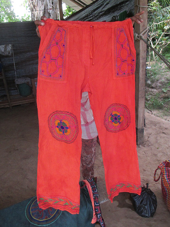 Un pantaln rojo para hombres con diseos
                        de tortuga y de planta ayahuasca