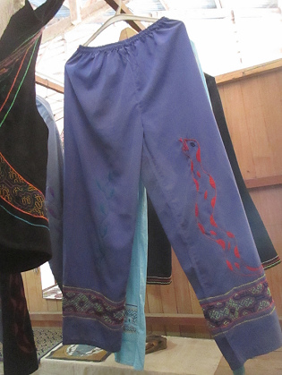 Blaue Hose mit gestickter Anaconda mit roten
                Flecken (Shipibo-Kulturhaus in Yarina, Region Pucallpa)