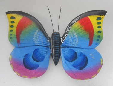 Grosser Schmetterling aus
                      Holz, Hauptfarbe hellblau, zum an die Wand hängen