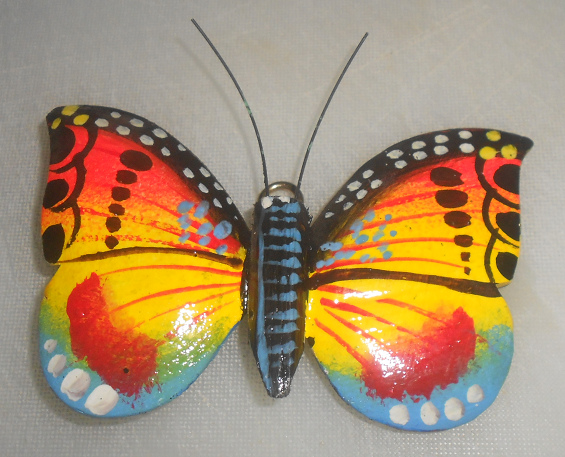 Peque�a
                                      mariposa de madera de 9-11 cm de
                                      envergadura, pintada a mano por
                                      Shipibos de la regi�n de Pucallpa,
                                      en colores de una puesta del sol