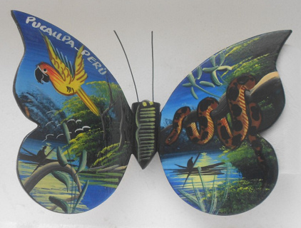 Mariposa grande de madera, de
                                      25 a 28 cm de envergadura, pintada
                                      a mano por Shipibos de la regi�n
                                      de Pucallpa (Per�), con motivos
                                      loro y serpiente boa
